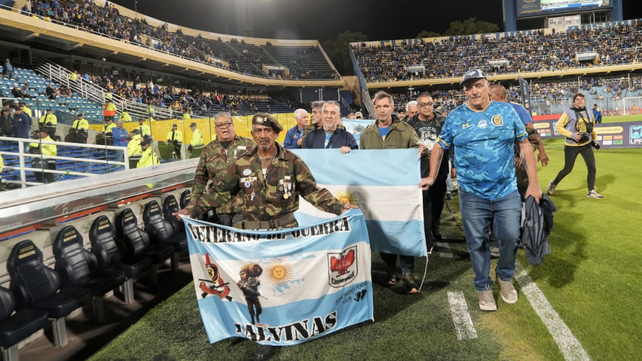 Los veteranos de la Guerra de Malvinas fueron aplaudidos por el público de Central.