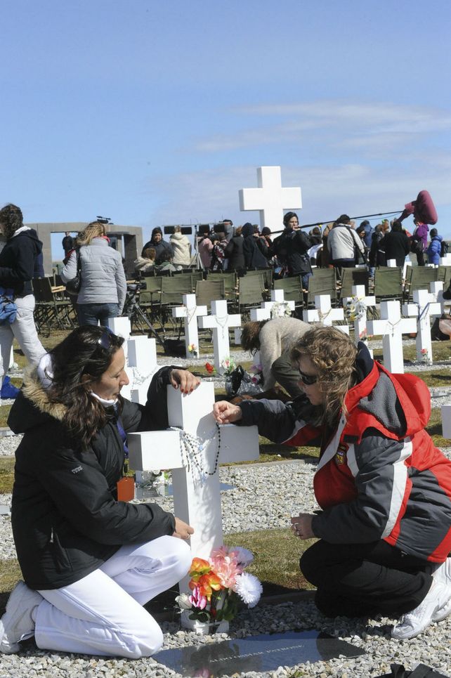 Dolor. El cementerio tendrá lápidas nuevas con los 90 nombres.