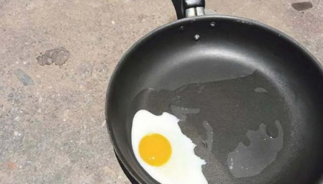 Un santiagueño cocinó un huevo en el pavimento