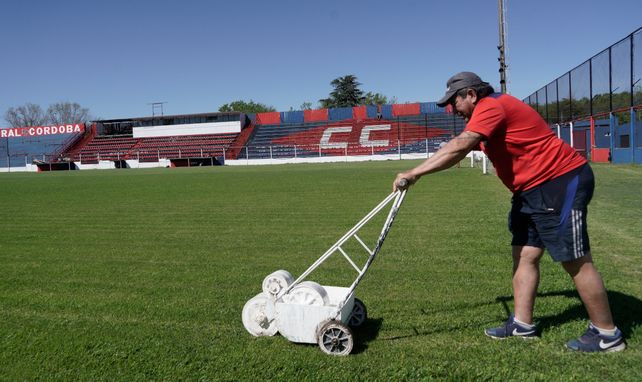 Manos mágicas. El césped del Gabino Sosa mejoró un montón y gracias al trabajo de Juan Domingo González, el Chupa, y su familia. No por nada el equipo juega bien pelota l piso.