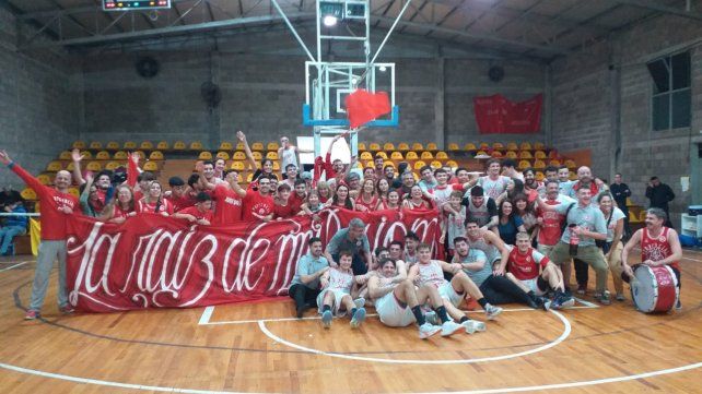 Los jugadores y los hinchas de Provincial celebran el ascenso en la cancha de Amancay.