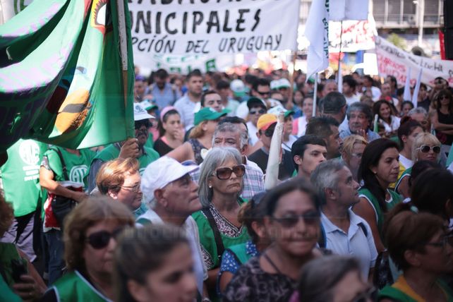 Estatales y docentes marcharon a Casa de Gobierno en repudio del techo del 18% y denunciaron aprietes