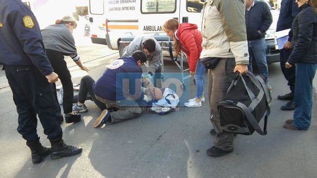Un hombre fue hospitalizado tras ser chocado por una camioneta