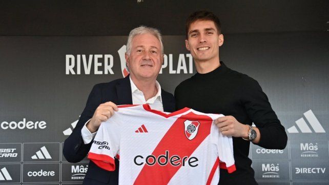 Federico Gattoni posa con la camiseta de River y el vicepresidente de la institución Matías Patanian.