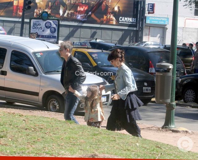 A pesar de la separación, Griselda Siciliani y Adrián Suar pasearon con su hija por Palermo