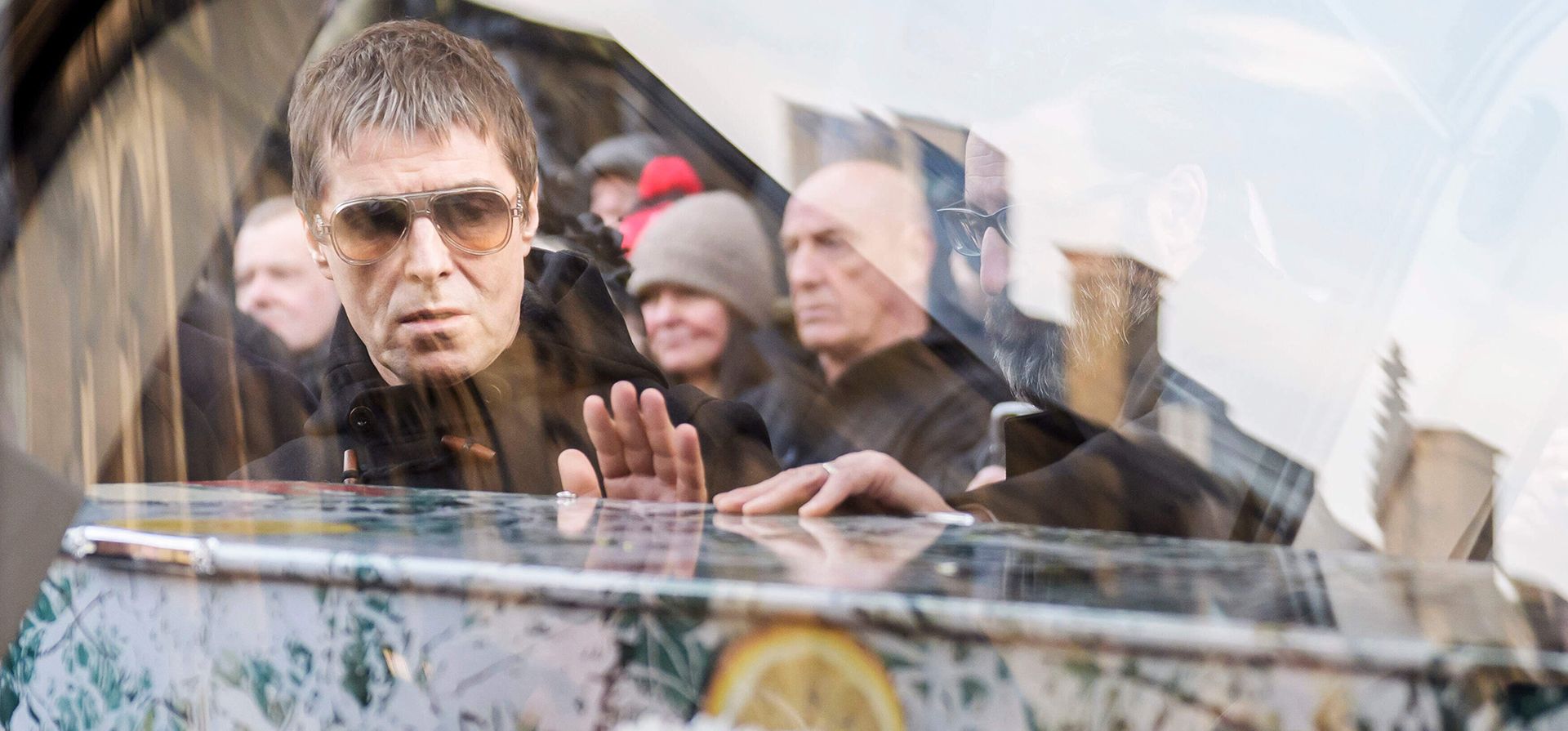 Liam Gallagher observa el ataúd mientras es colocado en el coche fúnebre tras el funeral del exbajista de Stone Roses y Primal Scream, Gary Mounfield, conocido como Mani, en la Catedral de Manchester, Inglaterra, tras su fallecimiento a los 63 años, el lunes 22 de diciembre de 2025. (Peter Byrne/PA vía AP)