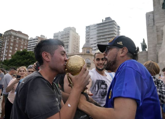 La fiesta del fútbol se armó en el Monumento a la Bandera