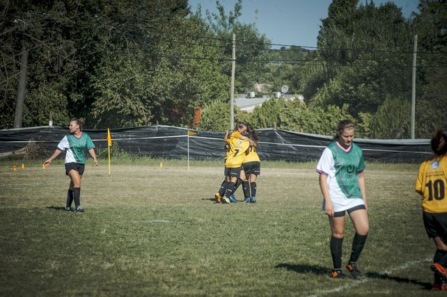 Antonella Maidana autora del gol de Colonia Avellaneda Foto Juan Manuel Hernández.