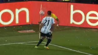 Sombrero. Vinicius tiró un lujo ante la marca de Nahuel Molina.&nbsp;