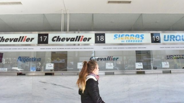 La Terminal Mariano Moreno permanecía ayer casi sin colectivos.