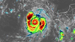 El huracán Polo recorre la costa del Pacífico de México con vientos de 240 km/h
