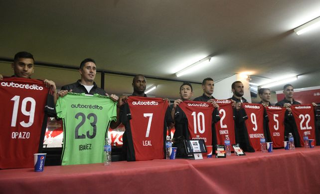 Con número asignado. Las incorporaciones posaron con las camisetas que usarán en la temporada 2017-2018. La presentación de los jugadores tuvo lugar en el palco presidencial del Coloso ayer al mediodía.