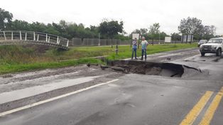 Sauce Viejo: por un socavón desvían el tránsito en la ruta Nº 11