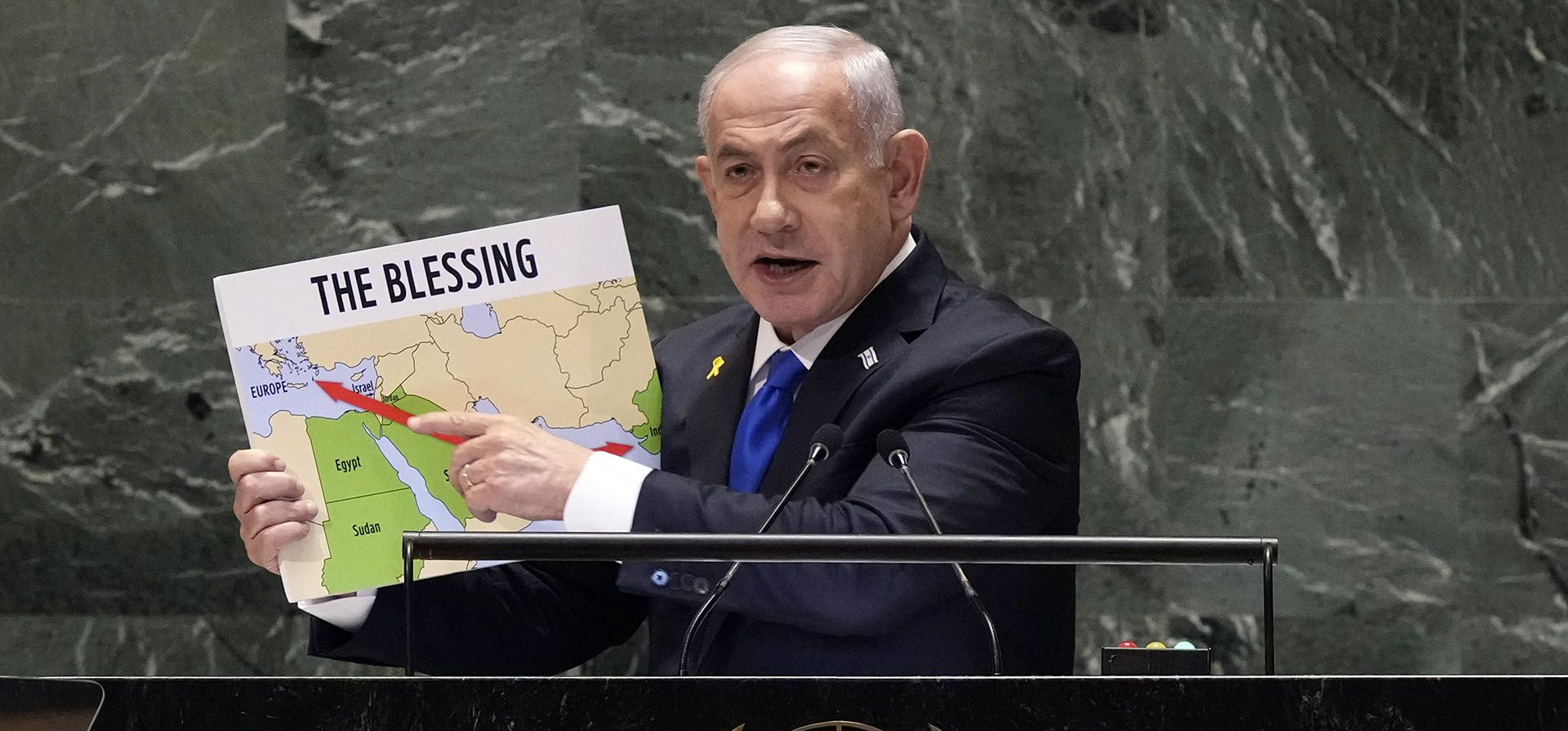 El primer ministro de Israel, Benjamin Netanyahu, sostiene un cartel mientras se dirige a la 79.ª sesión de la Asamblea General de las Naciones Unidas, el viernes 27 de septiembre de 2024. (Foto AP/Pamela Smith) El primer ministro de Israel, Benjamin Netanyahu, sostiene un cartel mientras se dirige a la 79.ª sesión de la Asamblea General de las Naciones Unidas, el viernes 27 de septiembre de 2024. (Foto AP/Pamela Smith)