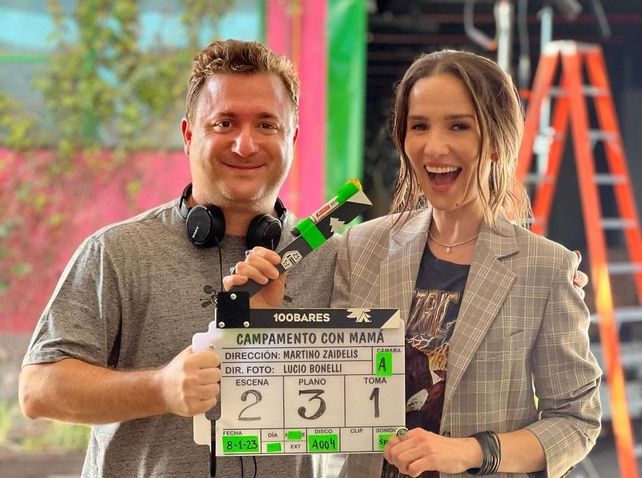 Natalia Oreiro junto con el director Martino Zaidelis en el alto de una toma de “Campamento con mamá”.