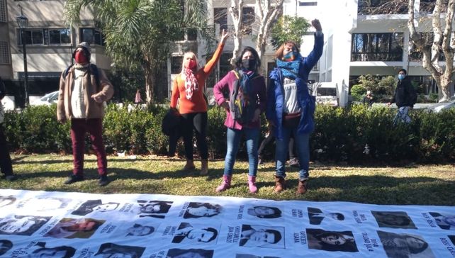 Familiares de víctimas y militantes estuvieron presentes en las afueras de los Tribunales Federales de Rosario.