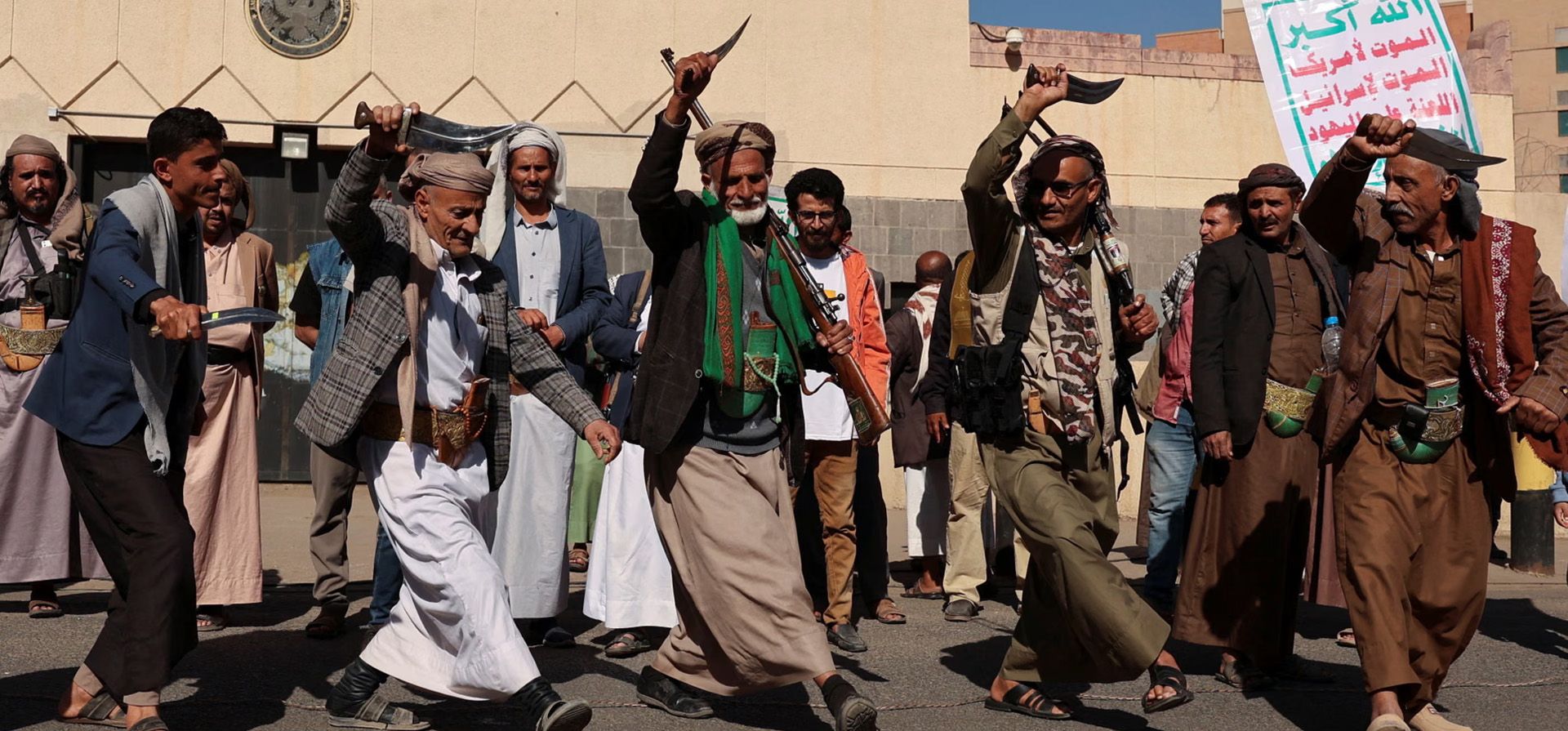 Los hutíes se manifiestan frente a la embajada de Estados Unidos para conmemorar el décimo aniversario del cierre de la embajada y la salida de los marines estadounidenses tras la toma del poder por los hutíes, Saná, Yemen. Fotografía: Khaled Abdullah/Reuters Los hutíes se manifiestan frente a la embajada de Estados Unidos para conmemorar el décimo aniversario del cierre de la embajada y la salida de los marines estadounidenses tras la toma del poder por los hutíes, Saná, Yemen. Fotografía: Khaled Abdullah/Reuters