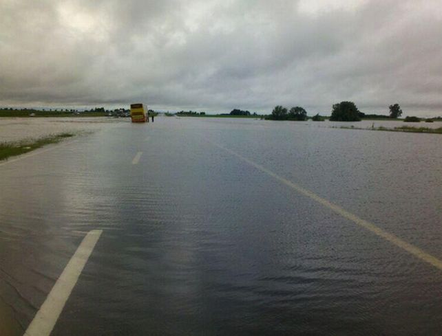 El agua del río Areco cubrió la autopista a Capital de banquina a banquina.