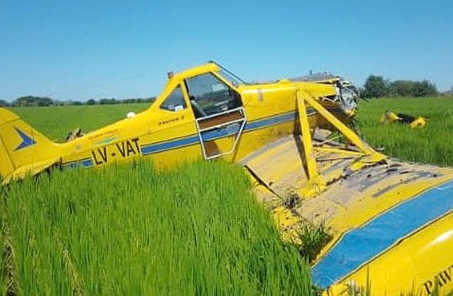 Un avión aeroaplicador golpeó un tendido eléctrico y se precipitó a tierra. Ocurrió en la zona rural de Villa Mantero&nbsp;