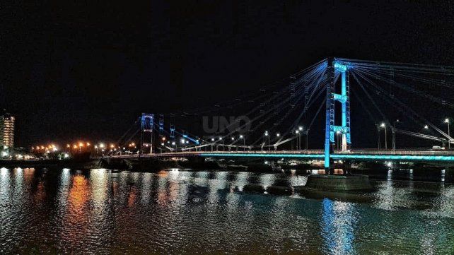 Un rayo afectó parte de la luminaria del Puente Colgante y problemas con la importación dilataron el arreglo