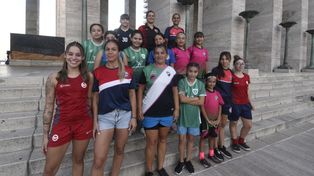 Día Internacional de la Mujer. Jugadoras de distintos clubes y categorías se reunieron en el Monumento Nacional a la Bandera, con su indumentaria lista. Desde esta sábado, a correr detrás de la pelota.