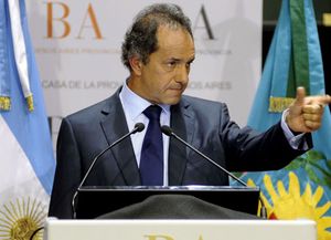 Scioli veta artículos de una ley que habilita a docentes sin título