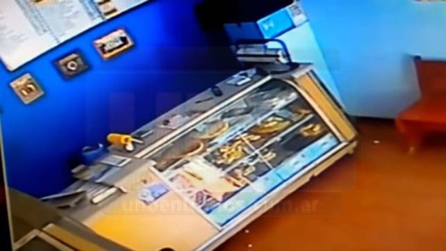 Hurtó un iPhone en una rotisería y quedo escrachado en la cámara de seguridad