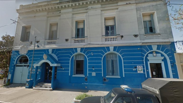 Dos mellizos africanos fueron abandonados en una comisaría por su padre adoptivo