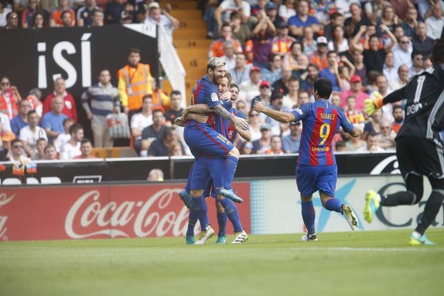 Messi y Suárez siguen afilados y rescatan triunfo para el Barcelona frente al Valencia