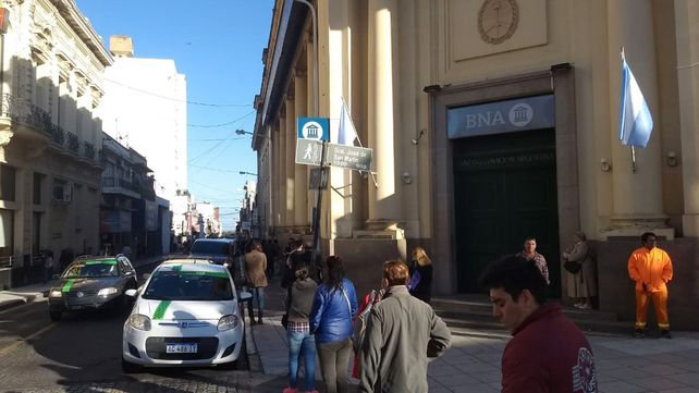 Hay largas colas en los bancos para cobrar jubilaciones y AUH