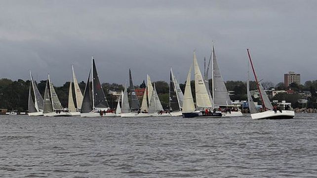 Una gran largada. En la entrada al Yacht Club Rosario se realizó la largada entre el muelle y una lancha enfrente o sea sobre la isla. La corriente en este tramo corrió desde el medio del río hacia la margen de estribor o sea sobre el puerto.