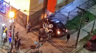 Descontrol en barrio Las Flores. El vehículo, tras subir a la vereda, impactó fuertemente contra la reja perimetral de la torre, provocando daños significativos también en el muro.