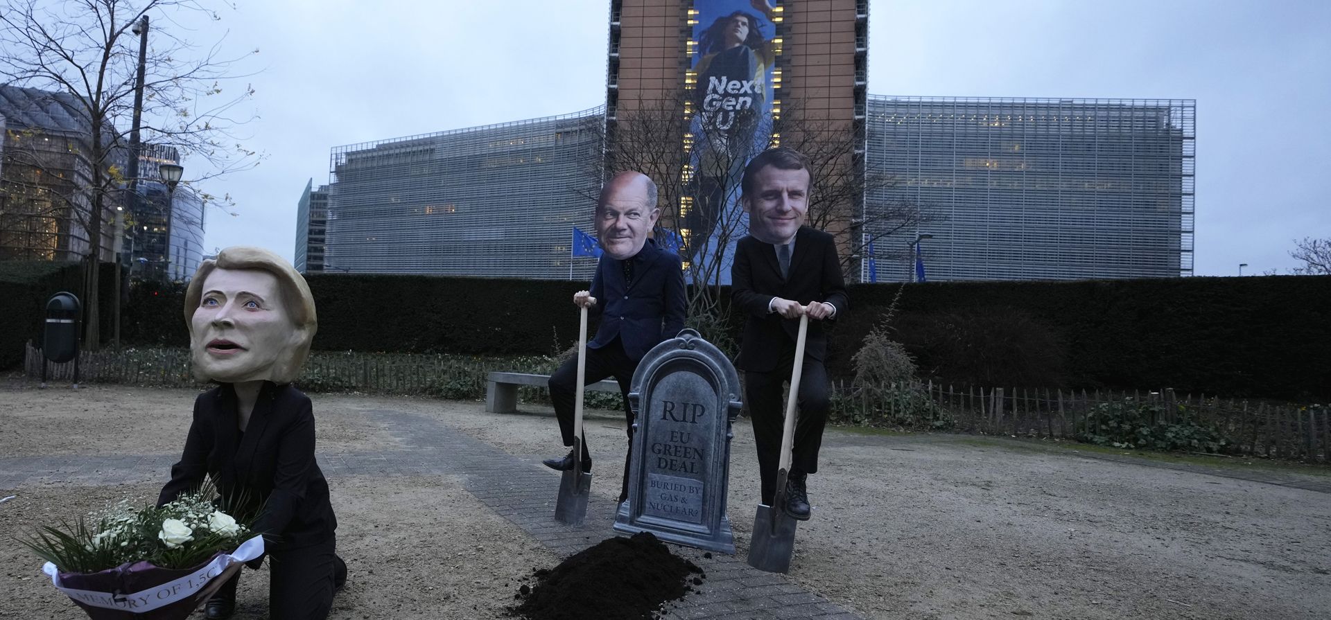 Activistas climáticos posan con máscaras de líderes de la UE, de izquierda a derecha, la presidenta de la Comisión Europea, Ursula von der Leyen, el canciller alemán Olaf Scholz y el presidente francés Emmanuel Macron durante una acción frente a la sede de la UE en Bruselas, el miércoles 2 de febrero de 2022.