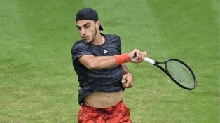 El tenista argentino Francisco Cerúndolo: avanzó a la final en el césped de Eastbourne.&nbsp;