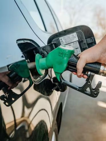 Detenido también gasta: cuánto combustible consume un auto frenado