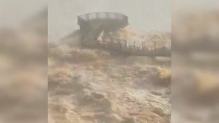 Daños en la pasarela de la Garganta del Diablo por la crecida del río Iguazú