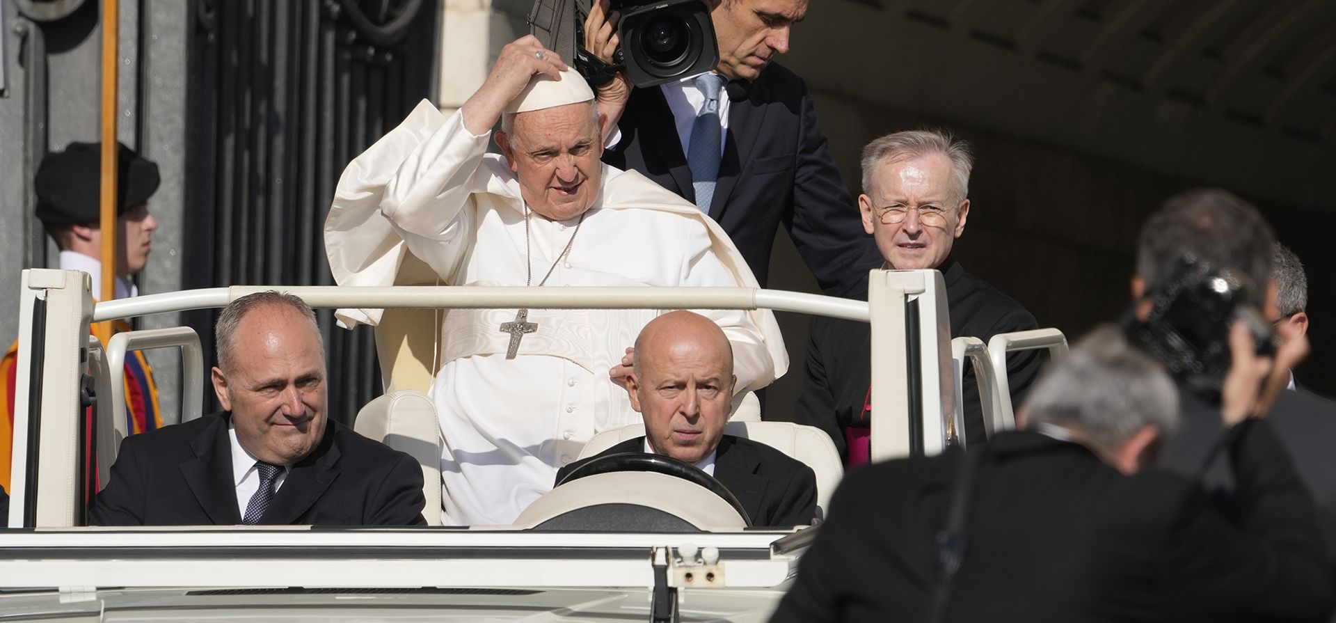 El Papa Francisco llega para su audiencia general semanal en la Plaza de San Pedro en el Vaticano, el miércoles 7 de junio de 2023. (Foto AP/Andrew Medichini)