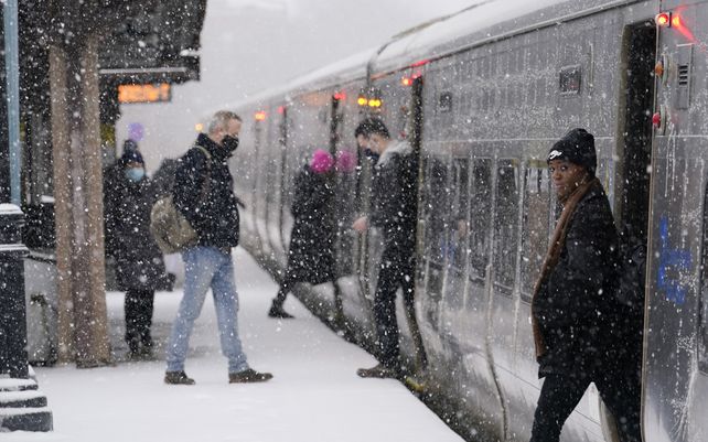 Pasajeros desembarcan de un tren de Long Island Rail Road en la estación de Forest Hills mientras nieva en el distrito de Queens de Nueva York.&nbsp;