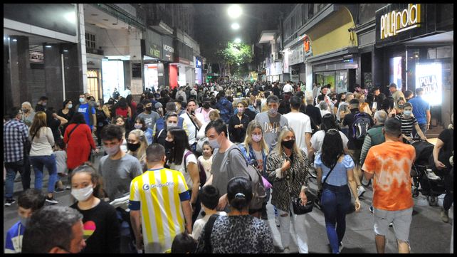 Una multitud se dio cita en las peatonales Córdoba y San Martín.