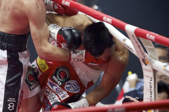 ¡Lo sacó del ring de un piñón! ¡Lo sacó del ring de un piñón!