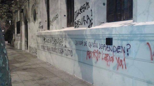 Las fotos de las pintadas con aerosol que ensuciaron fachadas de edificios públicos y privados