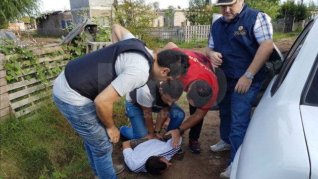 Cayó una banda de delincuentes con armas y balas de guerra, drogas, chaleco antibalas y 30 mil pesos