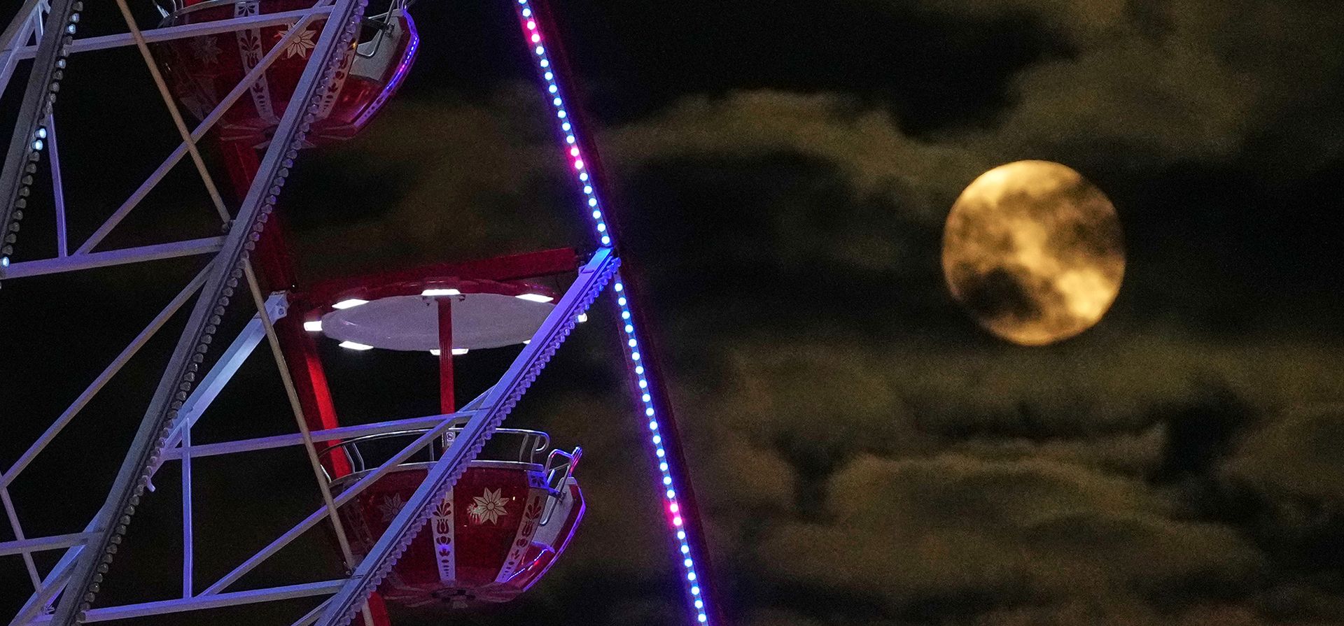 La última luna llena del año, se alza en el cielo tras una rueda de Navidad en la capital, Nicosia, Chipre, el jueves 4 de diciembre de 2025. (Foto AP/Petros Karadjias) La última luna llena del año, se alza en el cielo tras una rueda de Navidad en la capital, Nicosia, Chipre, el jueves 4 de diciembre de 2025. (Foto AP/Petros Karadjias)