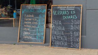 El comercio en barrio Mariano Comas colocó los precios de las frutas y verduras, pero en dólares.
