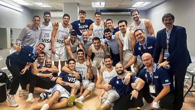 La Selección Argentina de Básquet festejó sus victorias por la ventana FIBA al ritmo de Los Palmeras.