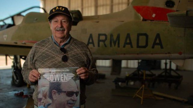 El veterano de Malvinas Owen Crippa posa junto a su repatriado avión Aermacchi MB 339 (matrícula 4-A-115).