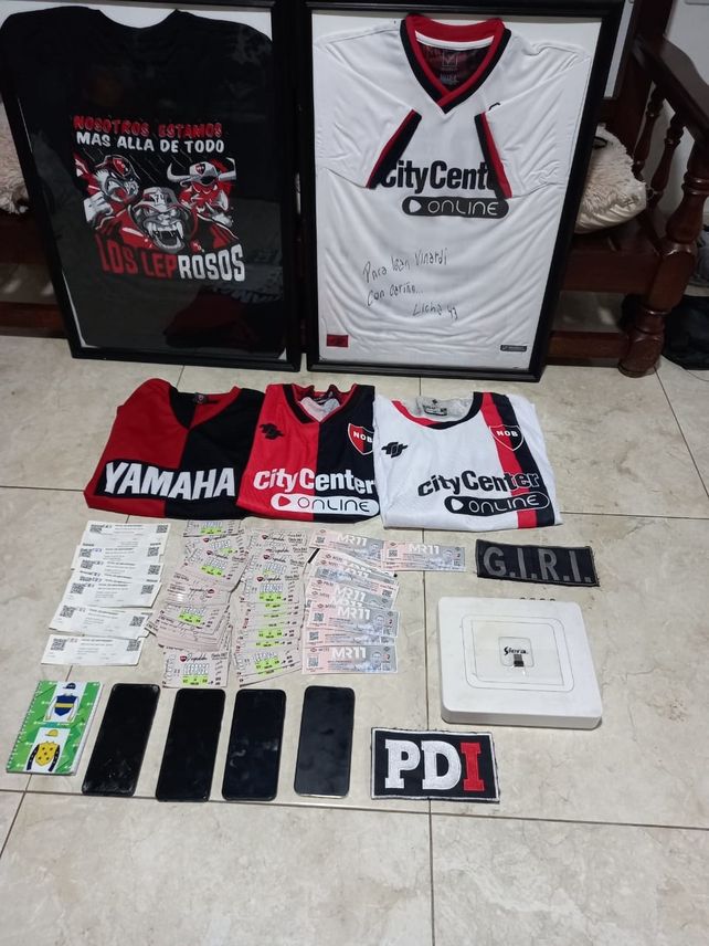 Allanamientos a la barra de Newells: tres detenidos