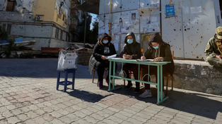 Una mesa de votación en la semidestruida ciudad de Mariupol.&nbsp;
