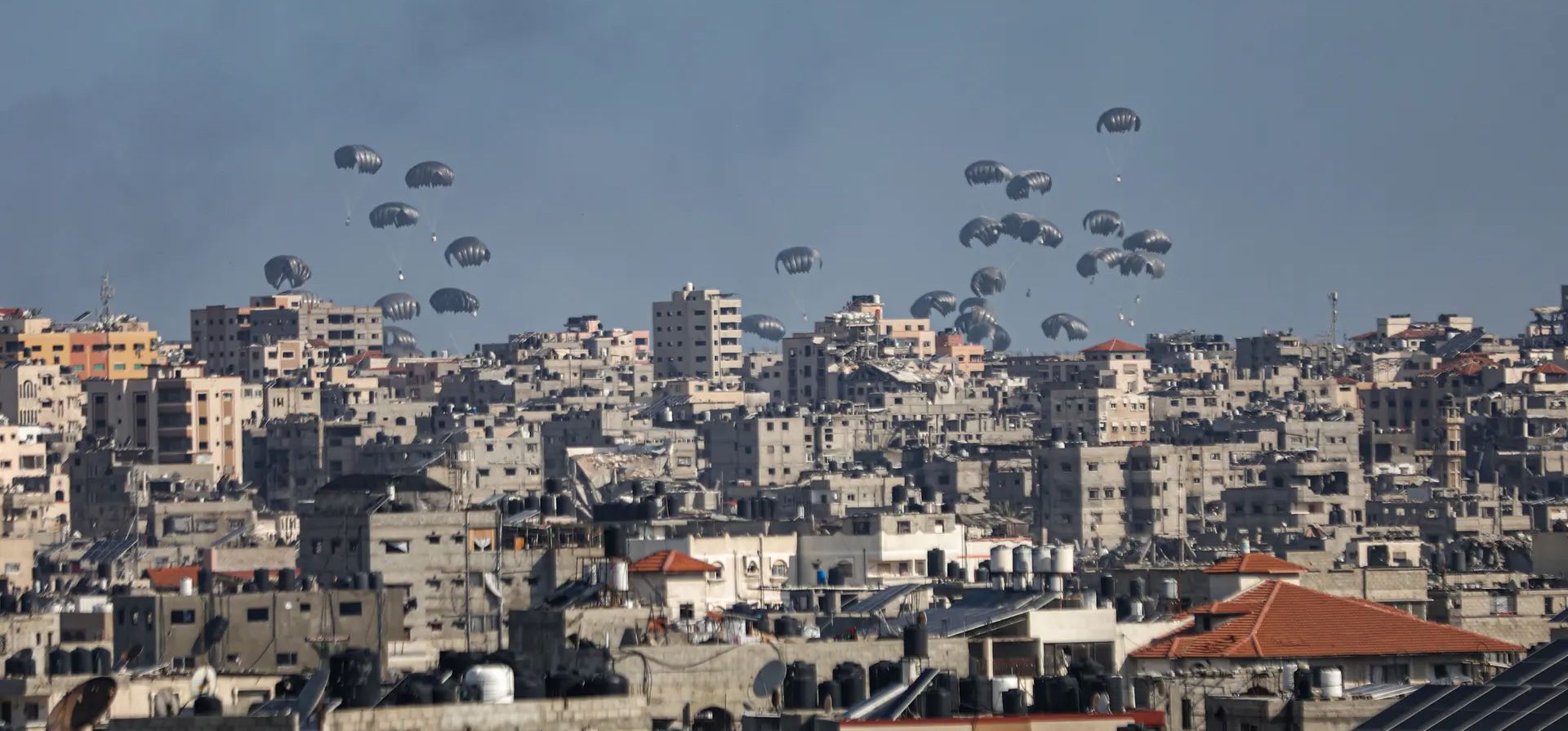 Paquetes de ayuda humanitaria entregados por avión caen al suelo mientras continúan los ataques israelíes, Gaza. Fotografía: Anadolu/Getty Images Paquetes de ayuda humanitaria entregados por avión caen al suelo mientras continúan los ataques israelíes, Gaza. Fotografía: Anadolu/Getty Images