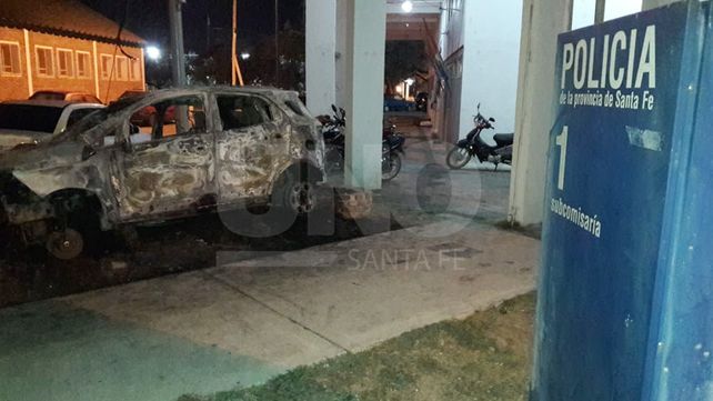 Sin límites: los quemacoches atacaron un auto estacionado frente a una comisaría